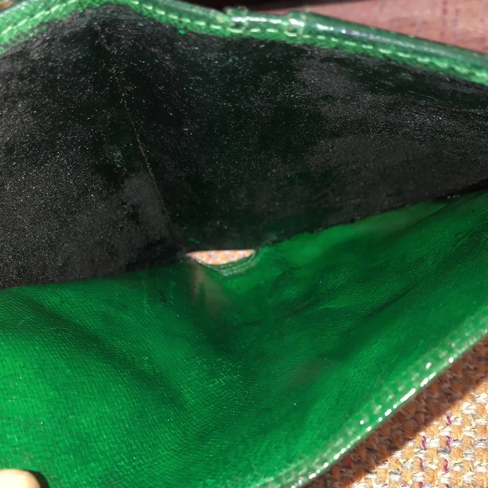 LOUIS VUITTON Green EPI Leather Kiss Lock Bifold Wallet MI1916